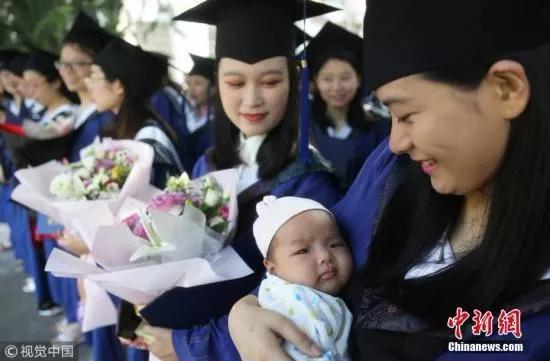  资料图：硕士妈妈迎毕业。视觉中国 图文不相关