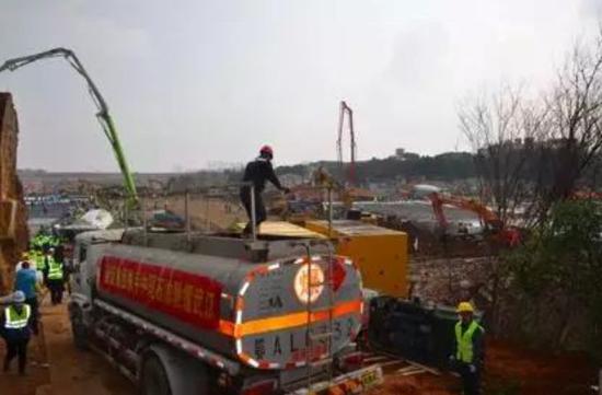 中国石油调派3台油罐车执行医院抢建工程油品配送工作