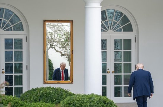 10月10日，在美国首都华盛顿，美国总统特朗普返回白宫。当日，美国联邦政府“停摆”进入第十天。白宫管理和预算办公室主任沃特在社交媒体上宣布，联邦政府裁员已经开始。新华社记者胡友松摄