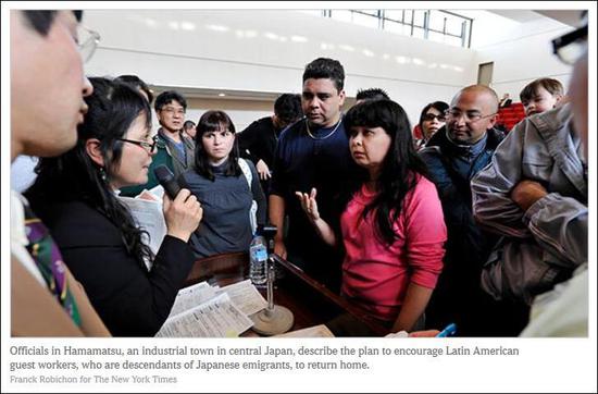 《纽约时报》报道截图：日本地方官员向来自拉美的日裔劳工讲解归国计划