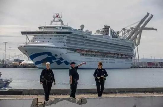 “至尊公主”号邮轮抵达旧金山湾区开始乘客转运 图片来源：新华社