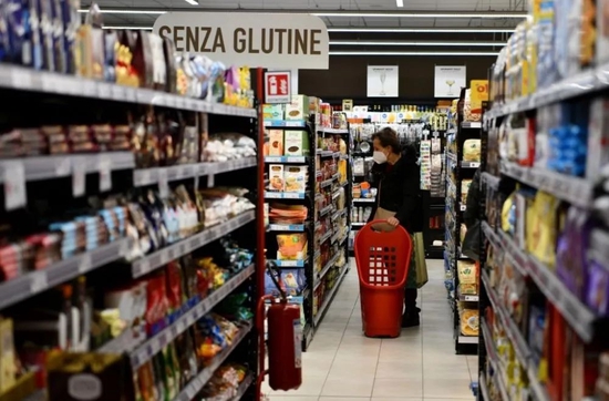 4月1日，顾客在意大利罗马一家超市购物。新华社记者金马梦妮摄