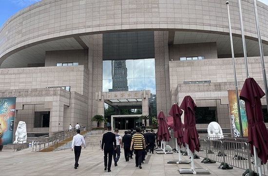 　上海博物馆保安排队进入馆内。