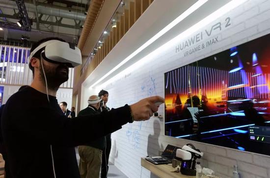 2019年2月28日，在西班牙巴塞罗那，一名男子在世界移动通信大会上的华为展区体验虚拟现实（VR）游戏。新华社记者郭求达摄