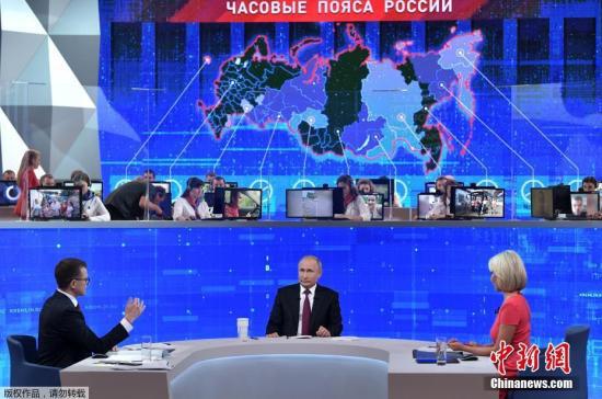 当地时间6月20日，俄罗斯莫斯科，俄罗斯总统普京出席在新闻中心举办的“与普京连线直播”节目。