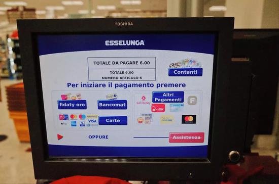 佛罗伦萨一家超市的自助购物机需要刷卡支付而不能扫码支付摄 / 郭延斌