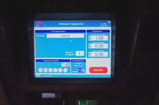 佛罗伦萨电车的自动售票机需要用卡或现金支付摄 / 郭延斌