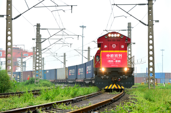 7月24日,首趟西安至基辅中欧班列从西安新筑车站发车。