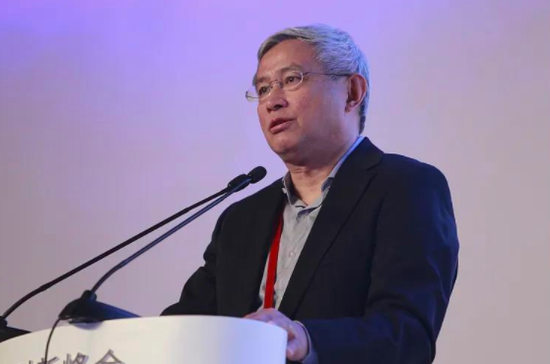 周其仁：民营企业是骑在虎背上 而不是马背上