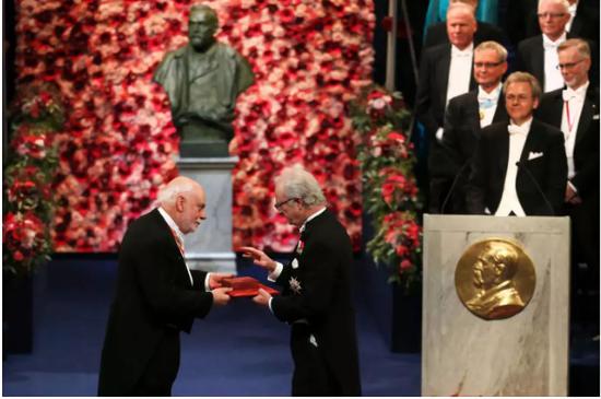  2016年诺贝尔化学奖得主弗雷泽·斯图达特领奖 图据《华尔街日报》