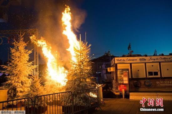 资料图：法国民众为抗议政府增加燃料税，在法国各地展开“黄背心”运动。图为抗议活动中街头的圣诞树被点燃。