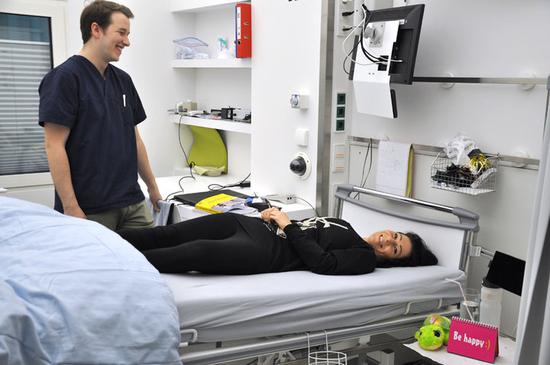 ▲ 床头放着鼓励语‘Be happy’，怎么有种欲盖拟彰的感觉，图片来自：DLR