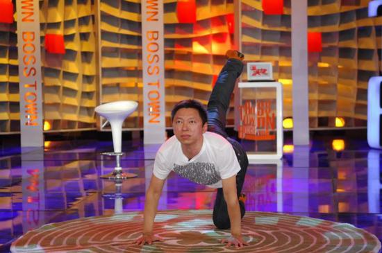 |张朝阳在节目里展示瑜伽。朗诵、唱歌、跳舞、武术、烧菜、魔术．．．．．．只有你想不到，没有实现不了的波士秀。