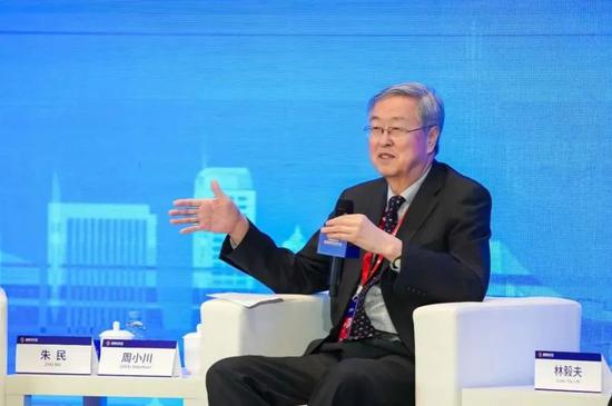 周小川：多角度关注人民币国际化前景