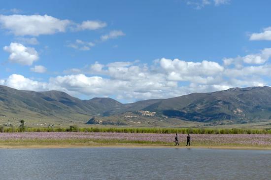 丁真引发的文旅推广深思：躺在金山银山上并非就一定能挣到钱