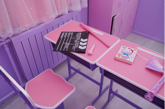 平米的房间被划分成了10个拍照场景,包括美人鱼,神明少女,昭和,jk校园