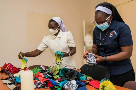 ■ 在赞比亚的卢萨卡，天主教修女在准备社区分发的口罩