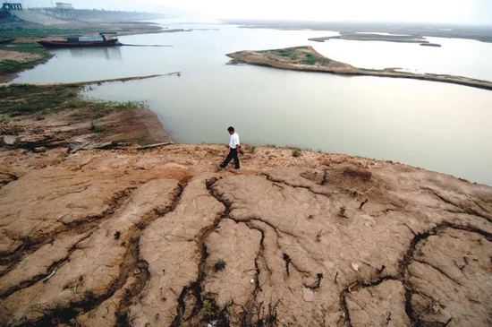 　2006年10月31日，鄱阳湖都昌县新妙大坝段枯水的情形