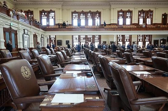  △当地时间8月5日，得州州议会大厦众议院会议厅内，许多座位空置。