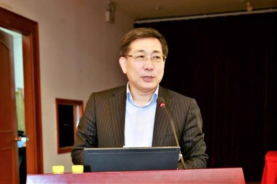 图为王新江在会议上致辞.