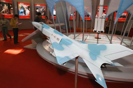 ▲资料图片：2004年9月26日，在中国革命军事博物馆举行的国防科技知识展中展出的歼-8Ⅱ模型。（视觉中国）