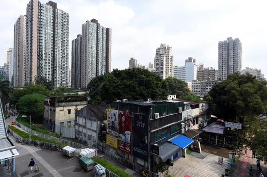 香港新界元朗乡村房屋及新式大厦。