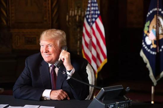 ▲资料图片：2018年11月22日，特朗普在感恩节通过电话会议向美军表达感谢。（视觉中国）