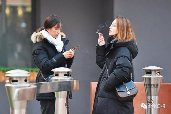 记者在采访中发现,不时会有过往行人停留在烟客吸烟区休息,其中还有不