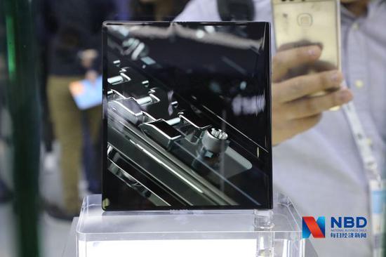 在玻璃罩中展示的华为Mate X折叠屏手机 每经记者刘春山 摄