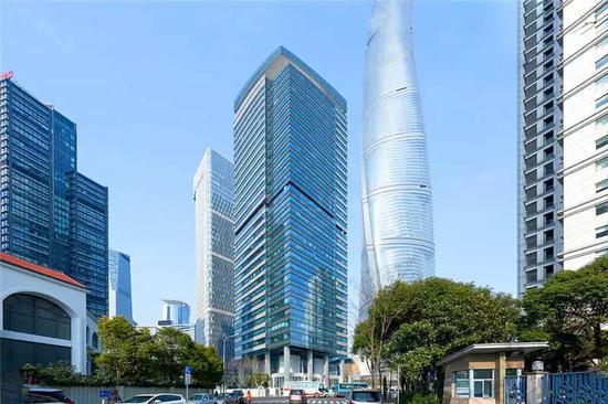 东方汇经中心曾经是李嘉诚的自留物业,还号称陆家嘴最贵的写字楼之一.