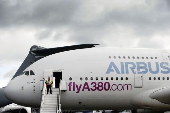 在英国伦敦西南举行的英国法恩伯勒国际航空展上拍摄的一架空客A380客机。