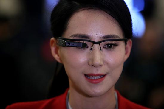 感受两会现场的黑科技:全球首位AI合成女主播