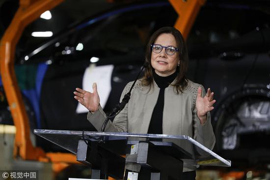 通用CEO玛丽·巴拉周五（22日）在工厂表态 图源：视觉中国