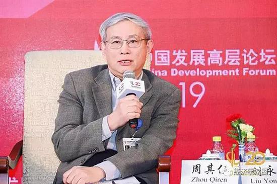 周其仁表示，中国民营企业当下有两个特点或趋势值得关注。