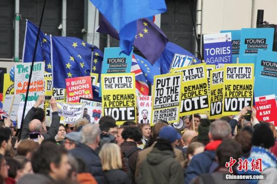 资料图：当地时间2019年3月23日，伦敦市中心举行了大规模呼吁举行“第二次脱欧公投”的示威游行。中新社记者 张平 摄