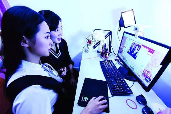 电商+KOL的合作模式也成为商家最高效的营销手段。图片来源：视觉中国。