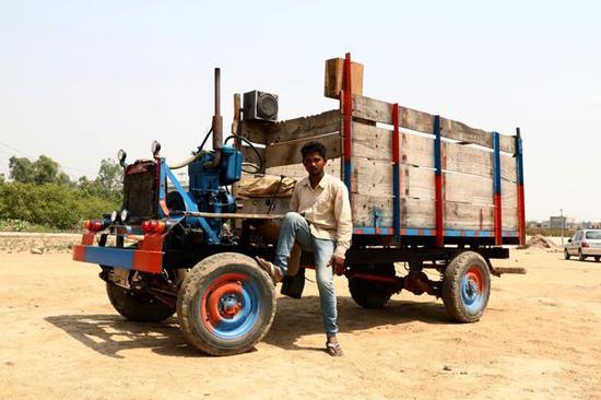 （利用水泵和其他汽车零部件组装而成的简易“卡车”，来源：Livemint）