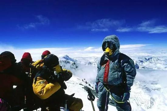 王石在2003年、自己52岁之时登顶了珠峰，成为当时年龄最大的登顶者