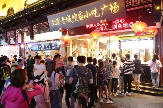 上海豫园夜市特色美食吸引食客大排长龙。中新社记者 张亨伟 摄
