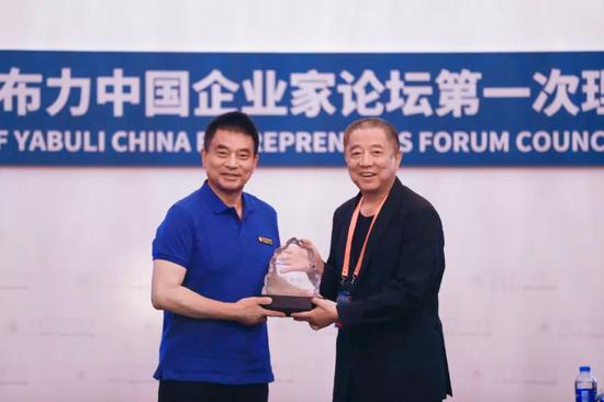亚布力论坛2018-2019年度轮值主席、建业集团董事长胡葆森为新任轮值主席、新期待集团董事长刘永益颁发奖杯。