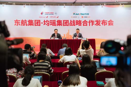 东航欧元优选路易泽配资董事总经理李养民(左) 与均瑶欧元优选路易泽配资董事长王均金(右)召开说相符信休发布会