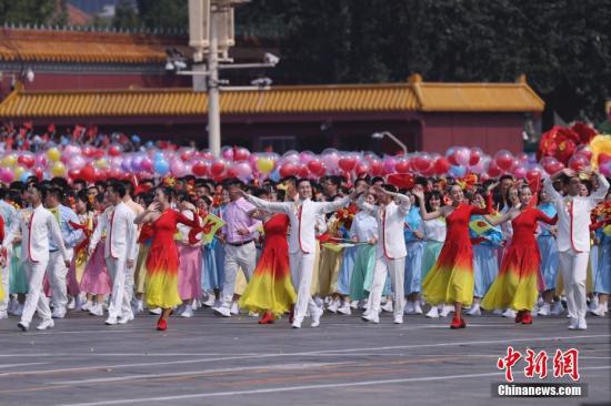  10月1日上午，庆祝中华人民共和国成立70周年大会在北京天安门广场隆重举行。图为群众游行。中新社记者 杜洋 摄