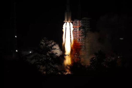 11月5日01时43分，我国在西昌卫星发射中心用长征三号乙运载火箭，成功发射第49颗北斗导航卫星，标志着北斗三号系统3颗倾斜地球同步轨道卫星全部发射完毕。新华社发（刘旭 摄）