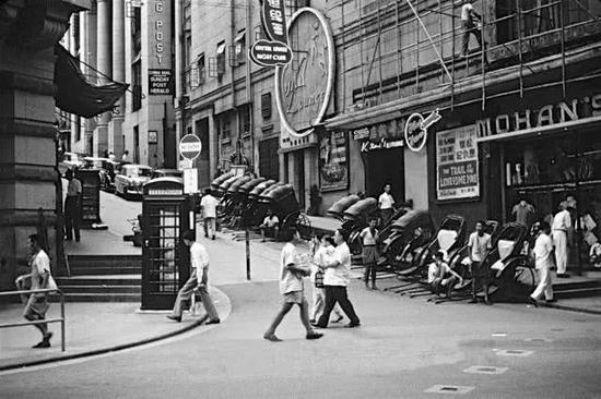 　1945年8月，抗战胜利，中华大地重见和平，江素琛立即带着子女们回到香港与胡忠团聚。