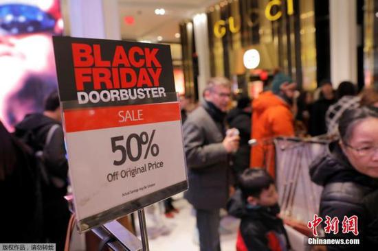 当地时间2019年11月28日，一年一度的“黑色星期五”促销日即将到来，美国纽约大批民众购物赶至梅西百货开启“买买买”时刻。