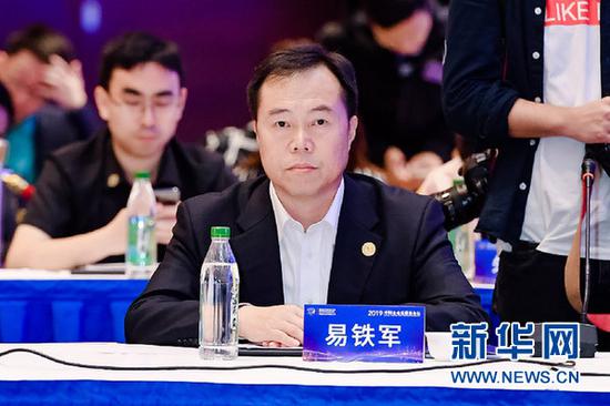 图为中铁高新工业董事长易铁军在圆桌会议上发言
