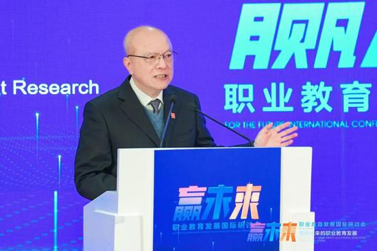  中国发展研究基金会副理事长卢迈发表主旨演讲