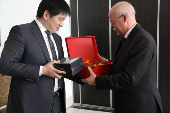 ▲秦牧原与葛策交换礼物