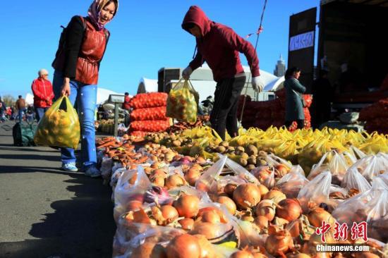 被洋葱“贵哭”了的印度人，有的抗议、有的开