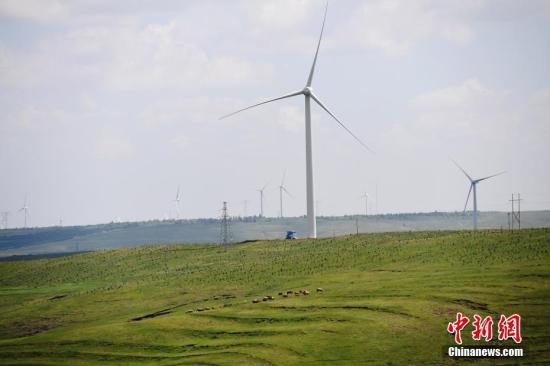 资料图：风力发电的“风车”。 中新社记者 杨艳敏 摄